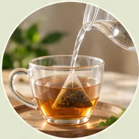 Rót nước nóng vào tách có túi trà
